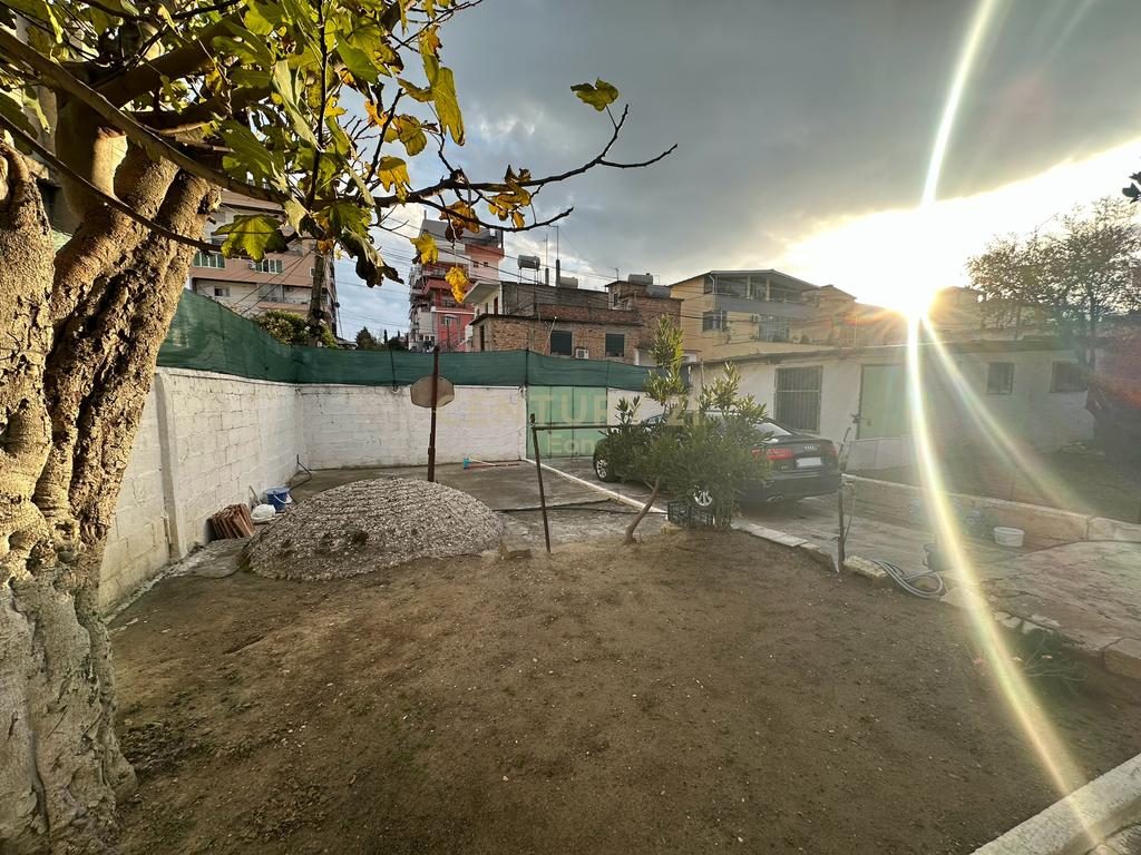 SHESIM SHTEPI PRIVATE ME 400M2 TRUALL DHE 105M2 NDERTIM MBAS DREJTORIS SE POLICISE DURRES, RRUGA QE KALON PER NE CURRILA...