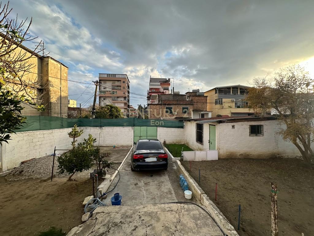 SHESIM SHTEPI PRIVATE ME 400M2 TRUALL DHE 105M2 NDERTIM MBAS DREJTORIS SE POLICISE DURRES, RRUGA QE KALON PER NE CURRILA...