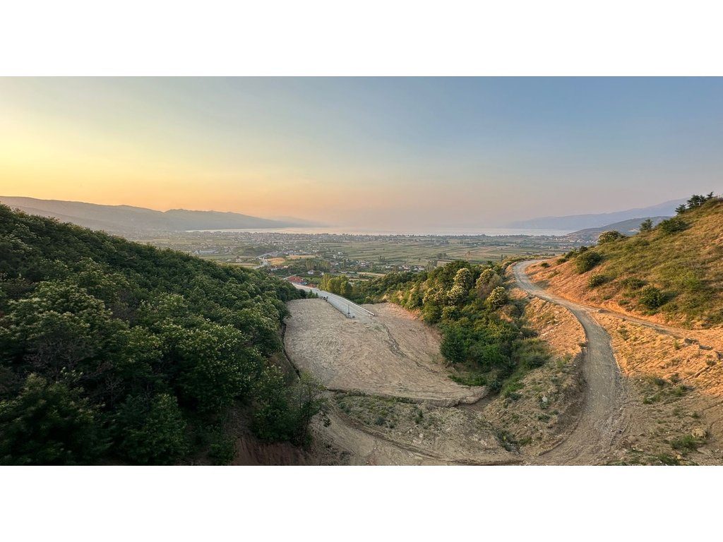 SHITET TOKË 2100 M2 ME PAMJE NGA QYTETIT, POGRADEC !!!