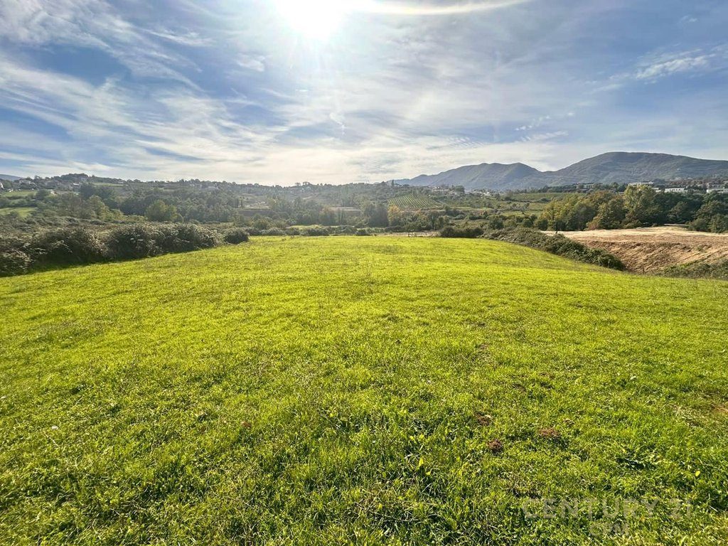 SHESIM 2700 m2 TOKE TE KUQE GATI PER NDERTIM PRANE TEGUT