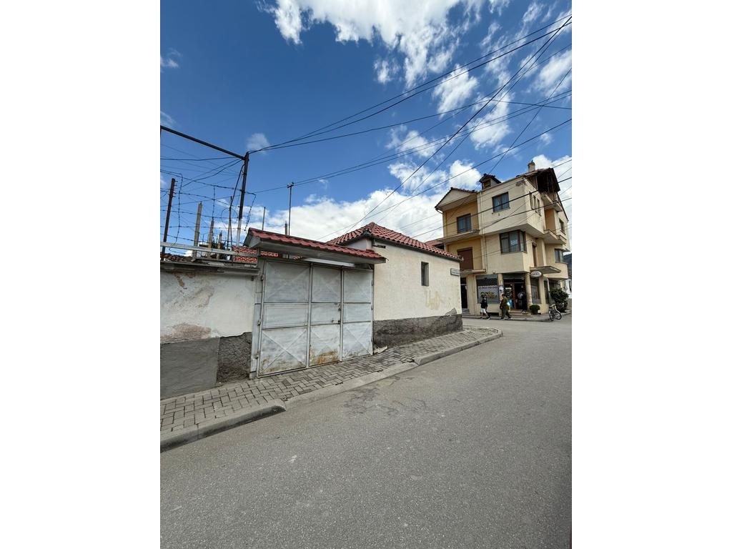 KORÇË , SHESIM SHTËPI NË RRUGËN "THANAS MËRTIRI" !!!