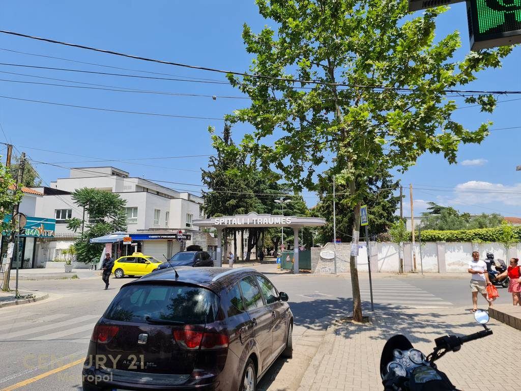 SHES AMBIENT KOMERCIAL NE LAPRAKE, ME SIPERFAQE 546m- SPITALI I TRAUMES!