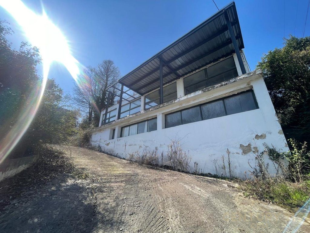 Tokë dhe Ndërtesë për Shitje pranë TEG