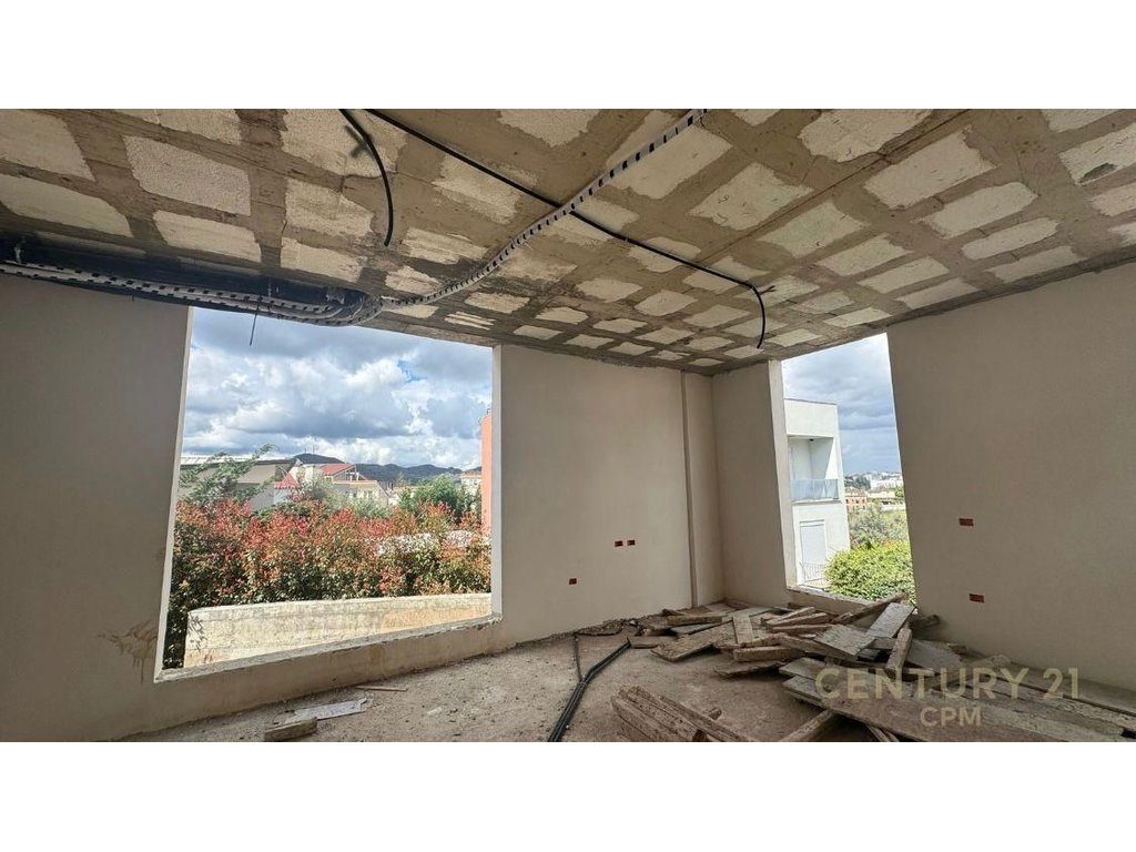 Shitet Vila Moderne pranë Qendrës Tregtare TEG
