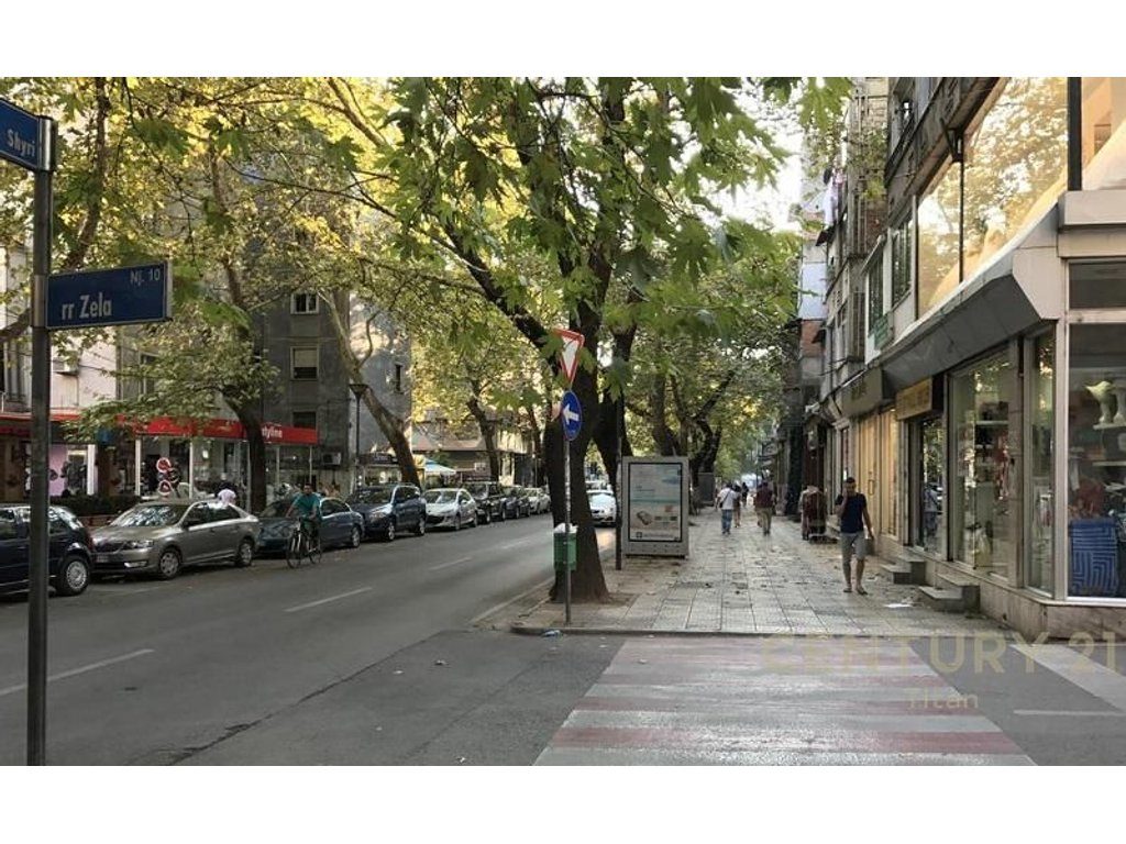Ambient Komercial Per Shitje Buze Rruge Ne Myslym Shyr!