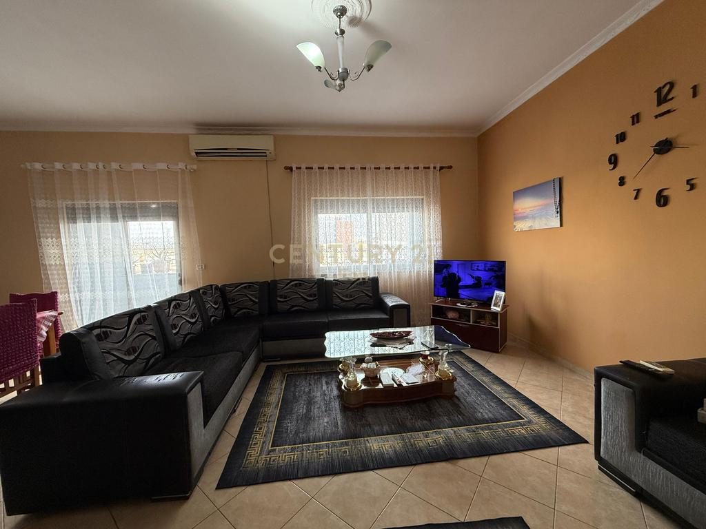 Shitet Apartament 2+1 tek Drejtoria e Policisë, Durrës !