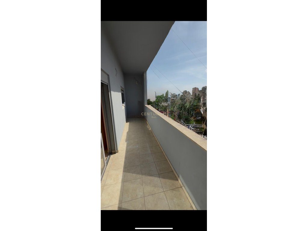 Shitet Apartament 2+1 tek Drejtoria e Policisë, Durrës !