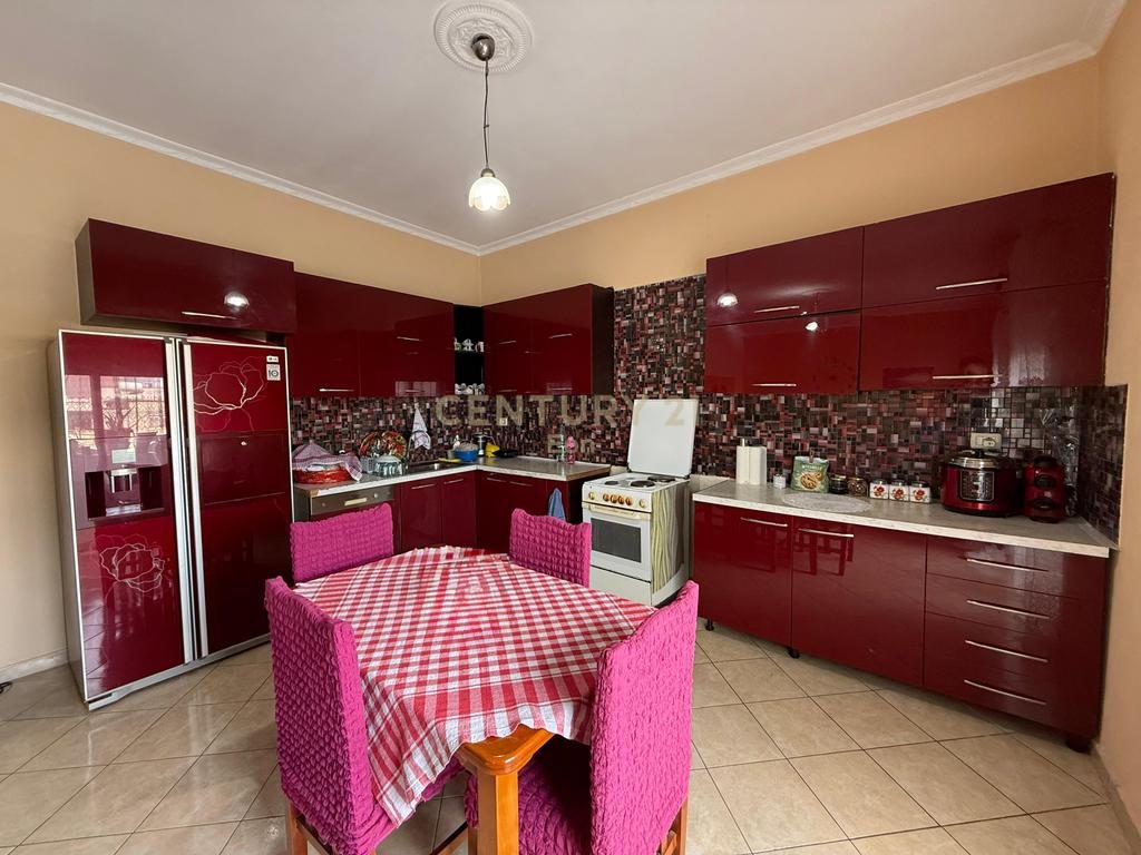Shitet Apartament 2+1 tek Drejtoria e Policisë, Durrës !