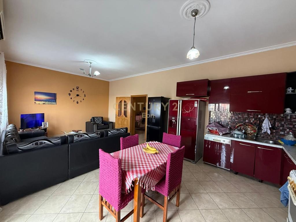 Shitet Apartament 2+1 tek Drejtoria e Policisë, Durrës !