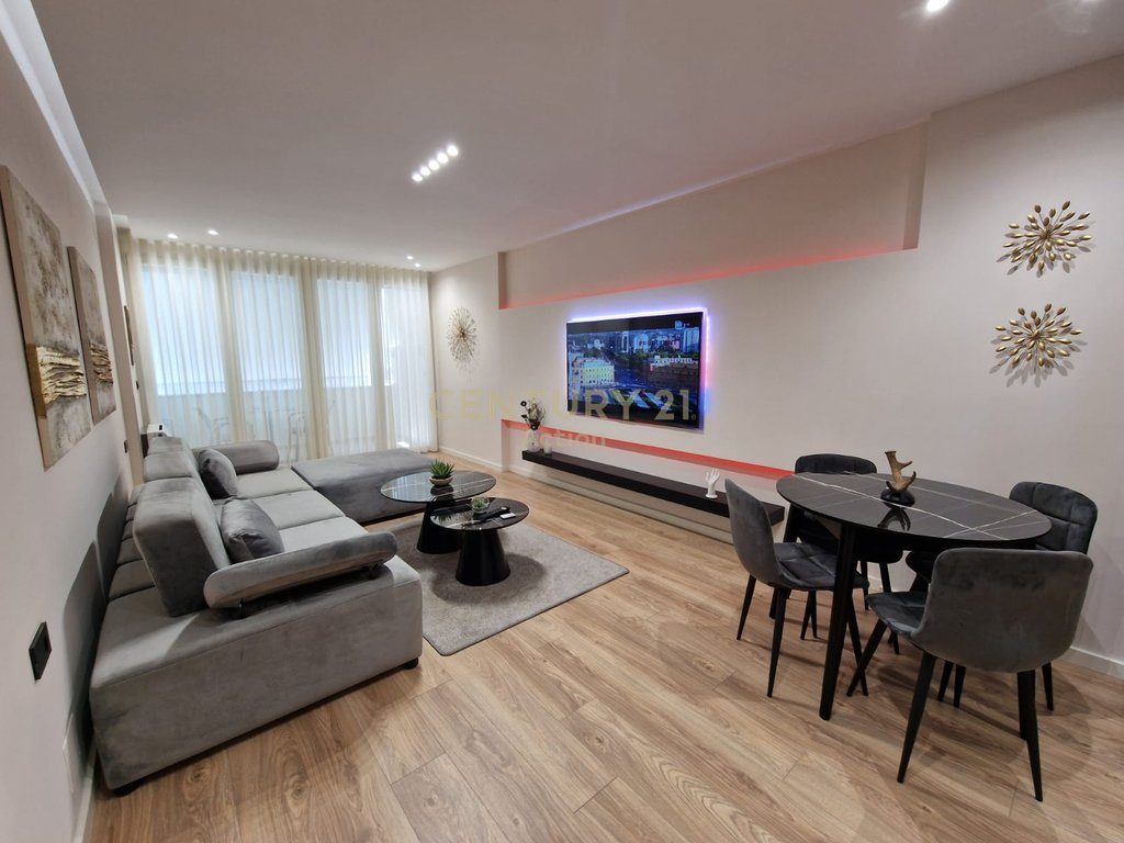 ISH EKSPOZITA, APARTAMENT LUKSOZ 2+1 ME QIRA!!