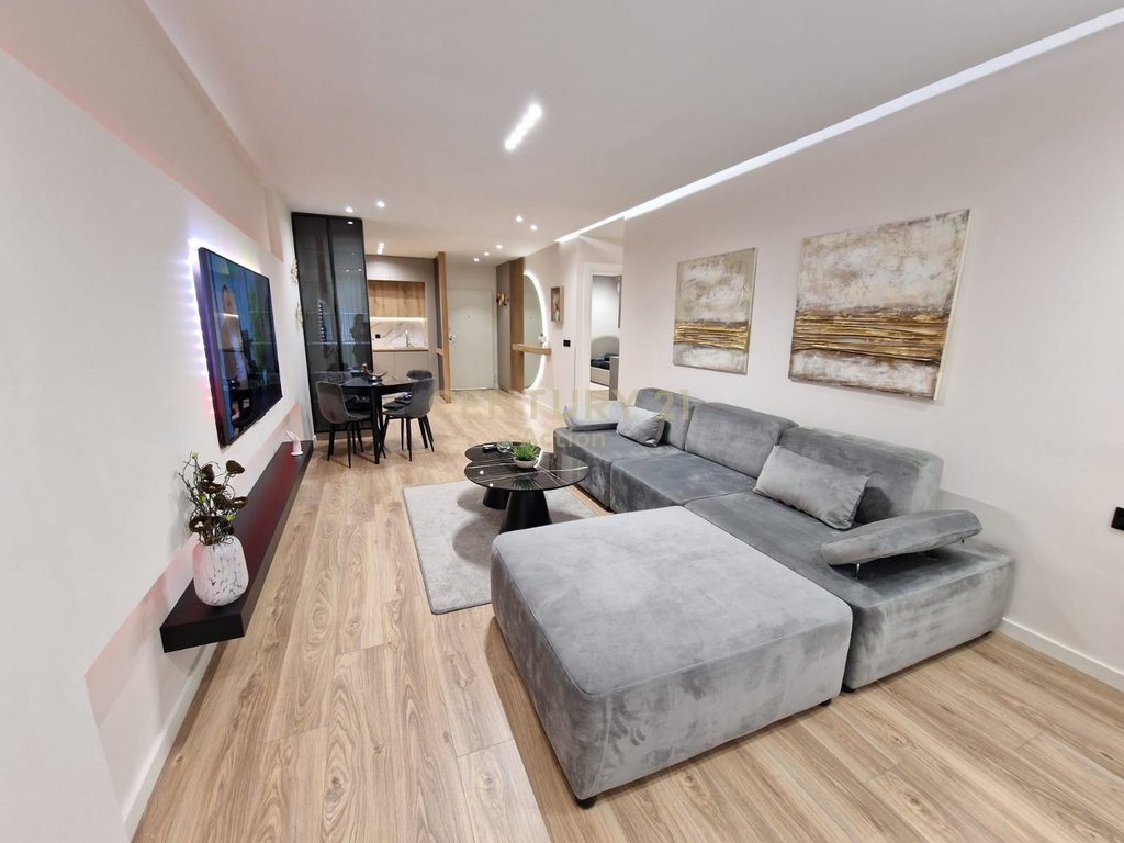 ISH EKSPOZITA, APARTAMENT LUKSOZ 2+1 ME QIRA!!