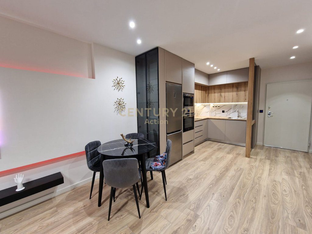 ISH EKSPOZITA, APARTAMENT LUKSOZ 2+1 ME QIRA!!