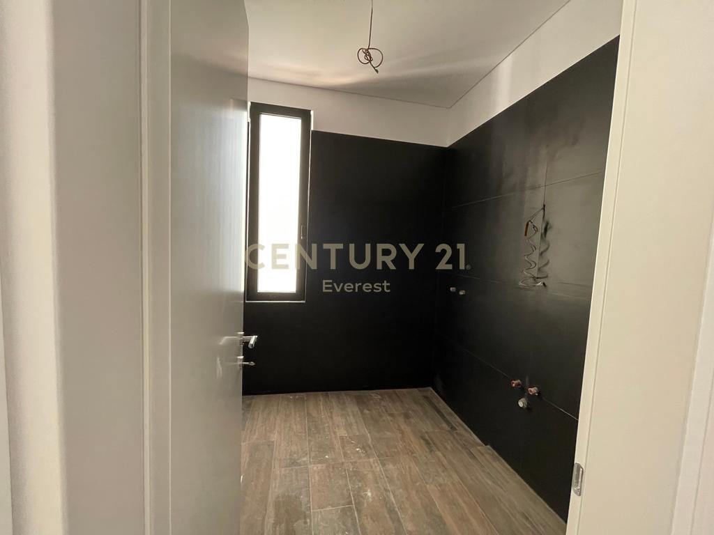 SARANDE, SHESIM APARTAMENT 2+1+2 ME PAMJE NGA DETI PRANE VILES QEVERITARE