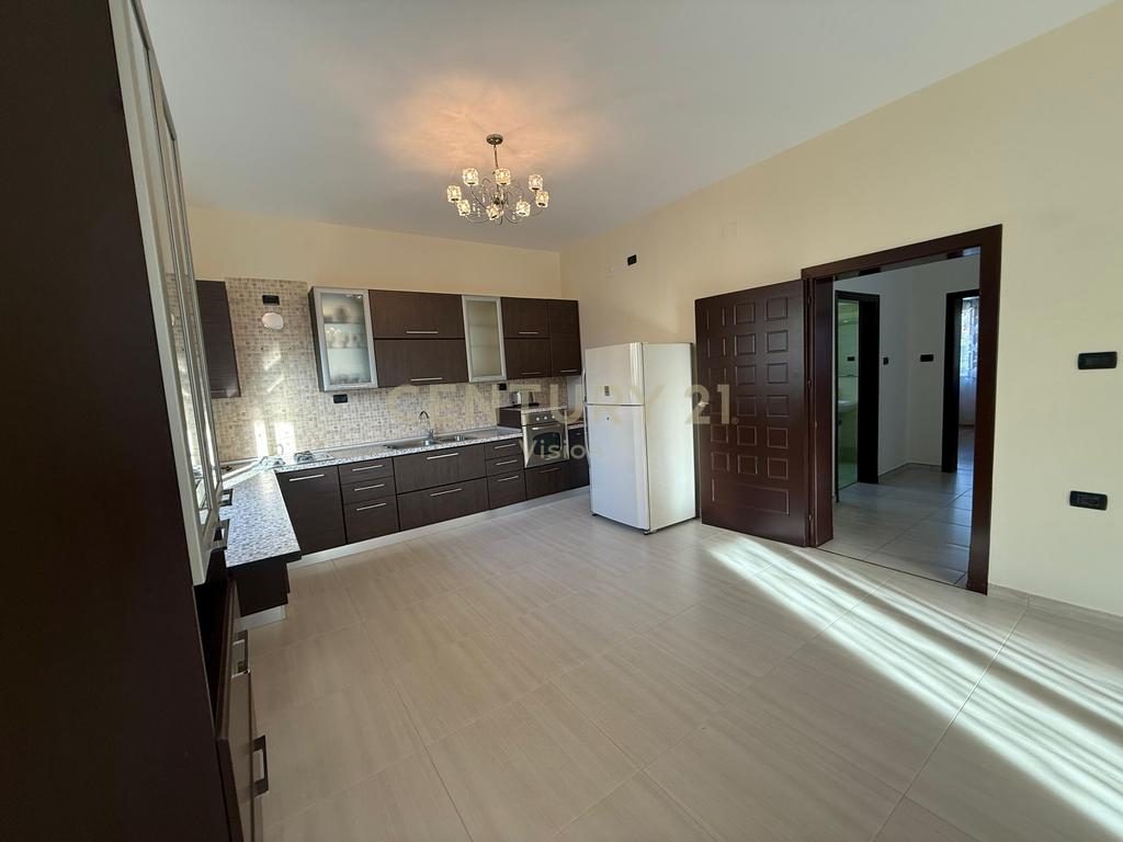 Shitet shtëpi private  + Garsoniere + Truall, prane hotel Floga, Shkodër