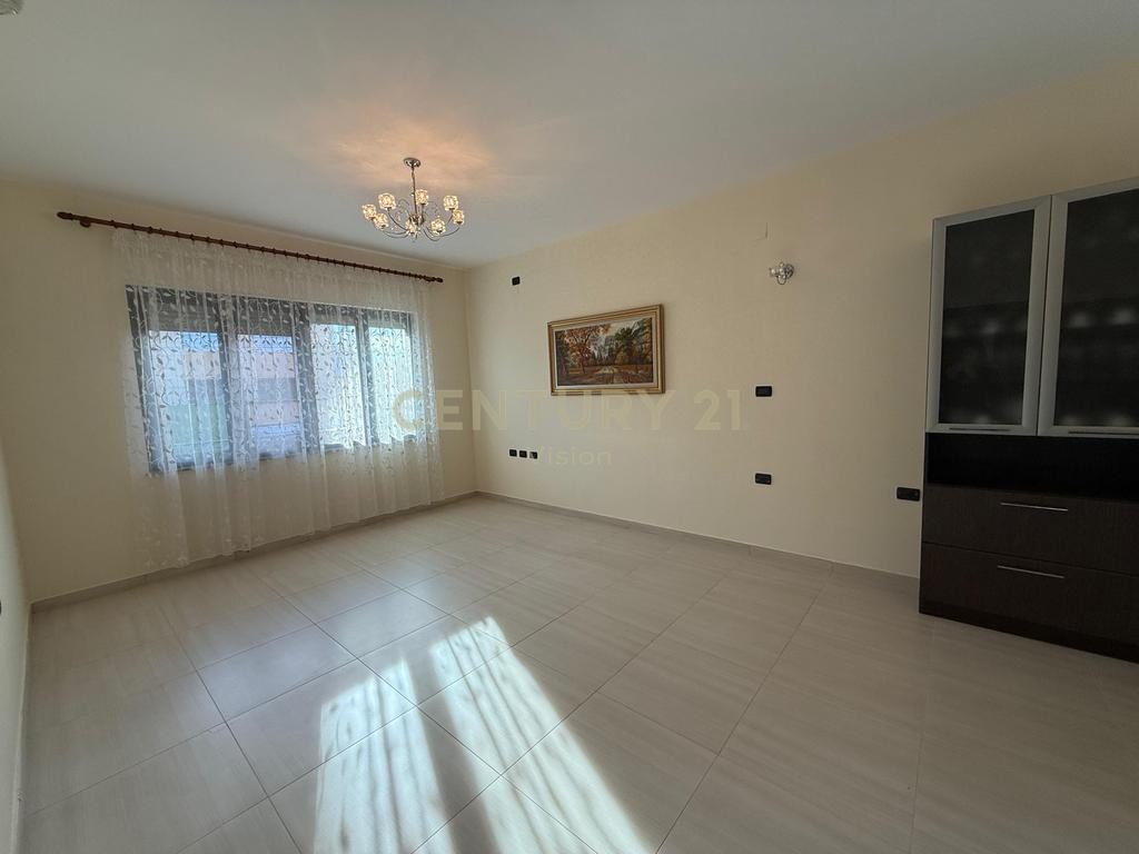 Shitet shtëpi private  + Garsoniere + Truall, prane hotel Floga, Shkodër