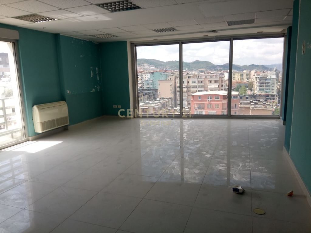 Ambjent Komercial Per qera