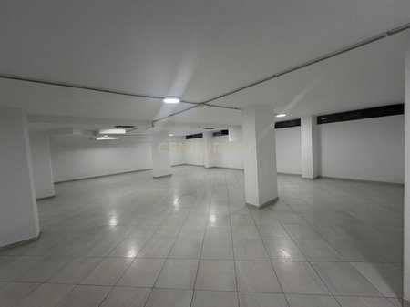 Ambjent Komercial Per qera