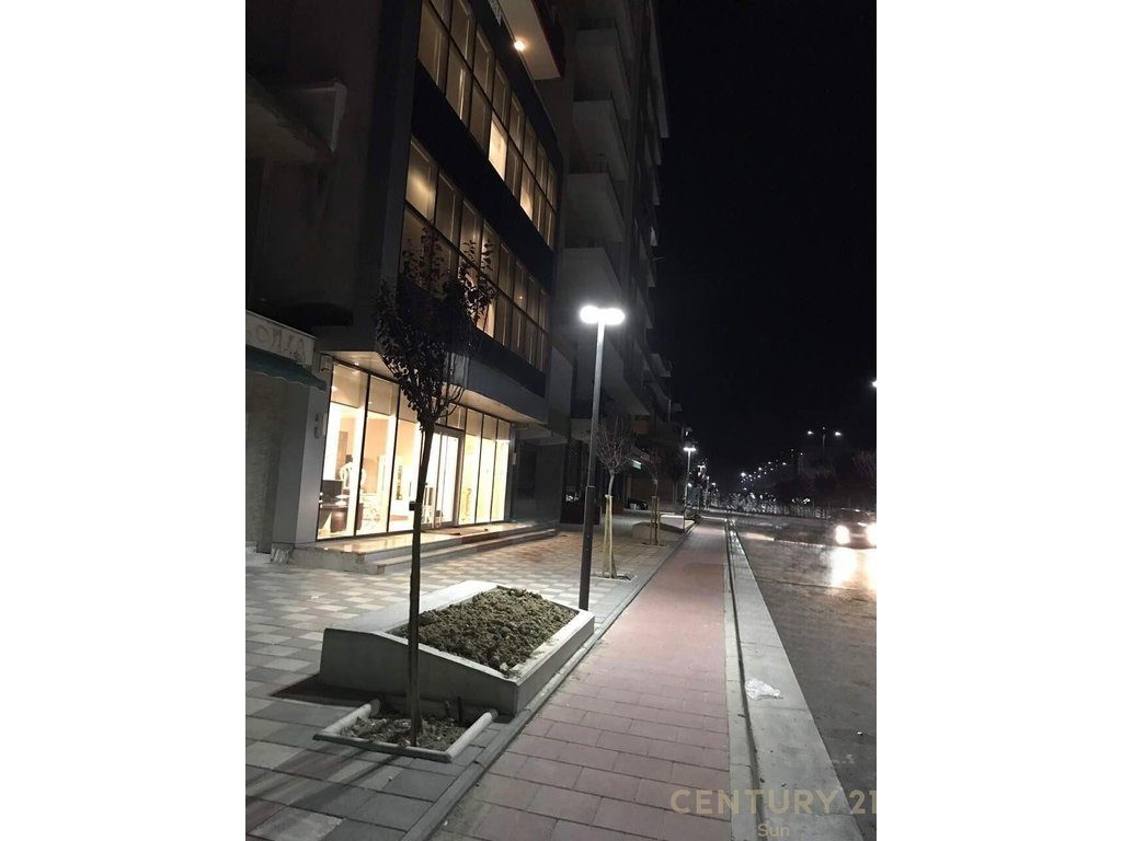 AMBJENT KOMERCIAL PER SHITJE NE QENDER TE QYTETIT TE FIERIT!
