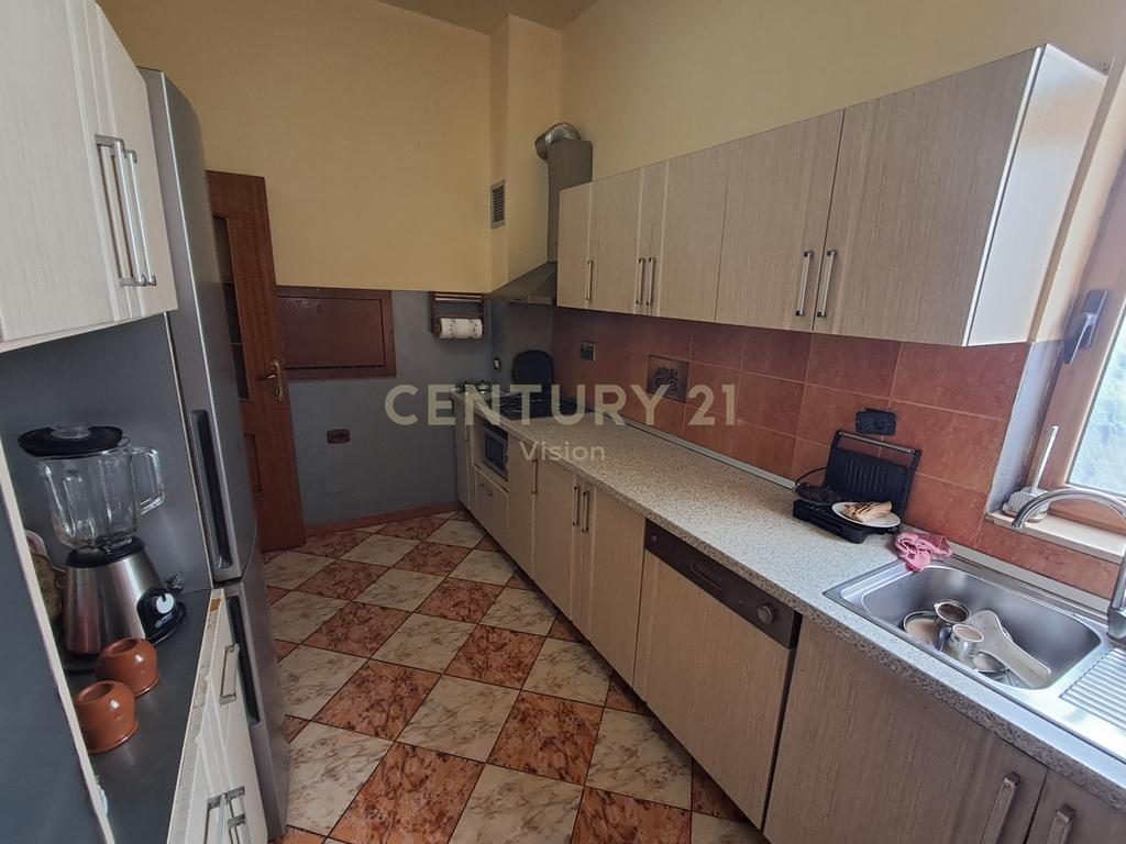 Shtëpi 4- kateshe  për shitje në Xhabije, Shkodër - 324 m²