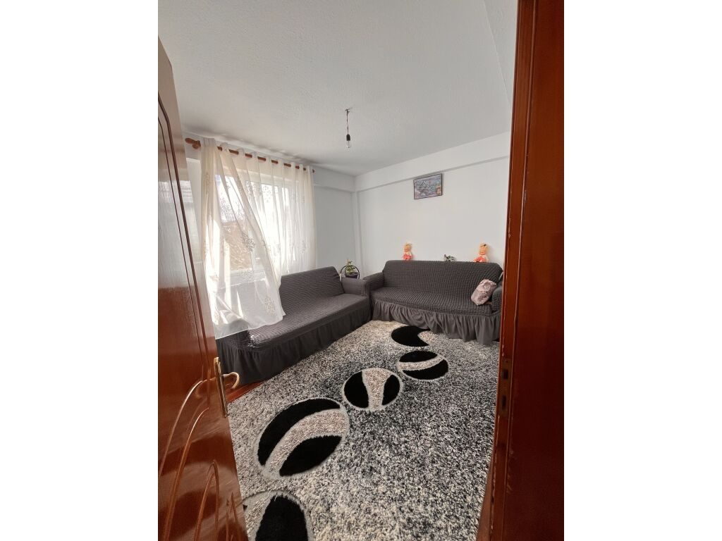 SHITET VILË NË FSHATIN PIRG NË AFËRSI TË RRUGËS KRYESORE!!!!