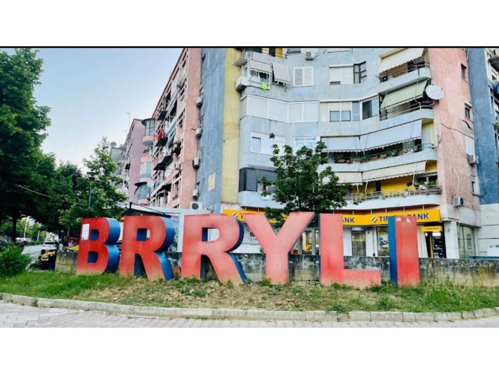 Shitet, Apartament 2+1+2, BUZE RRUGE KRYESORE,BRRYLI