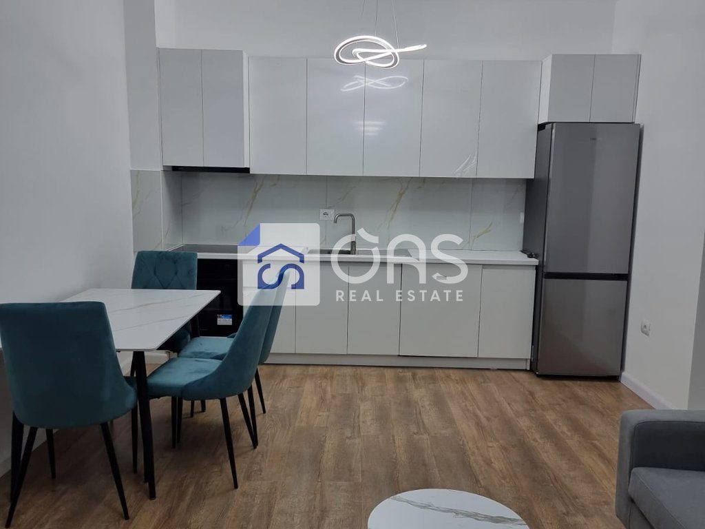 Jepet me qera apartament  1+1 tek Komuna e Parisit 850 euro