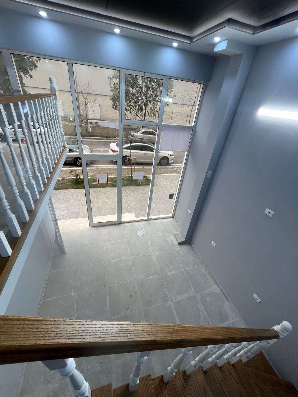 Jepet me qera ambienti i bizensit Duplex ne Univers City