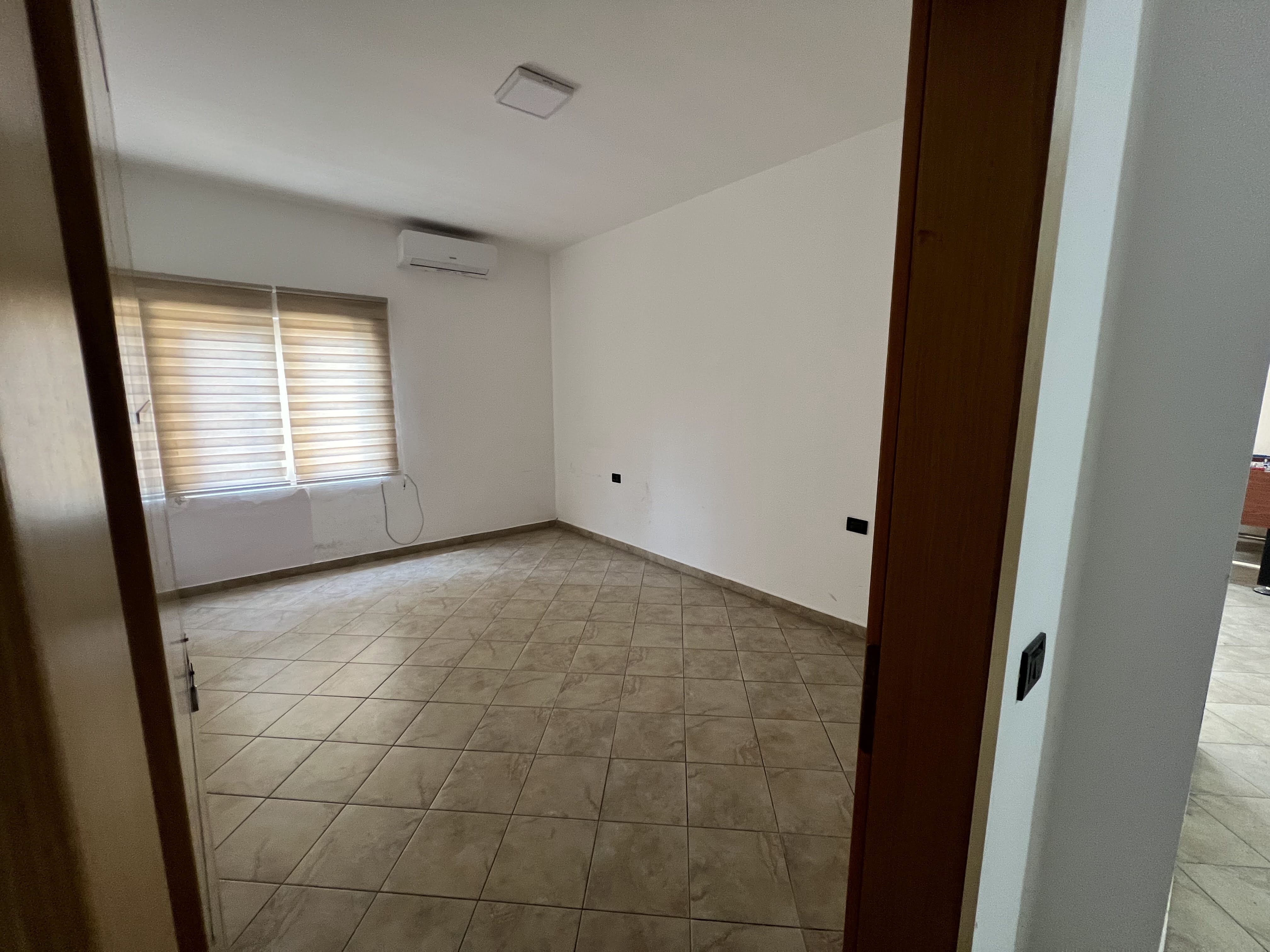 Shitet Apartament 2+1 me verande dhe fushepamje ne zonen e Komunes se Parisit.