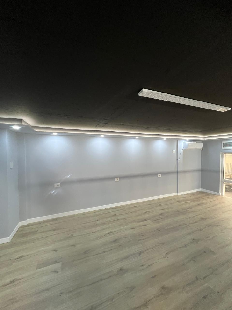 Jepet me qera ambienti i bizensit Duplex ne Univers City
