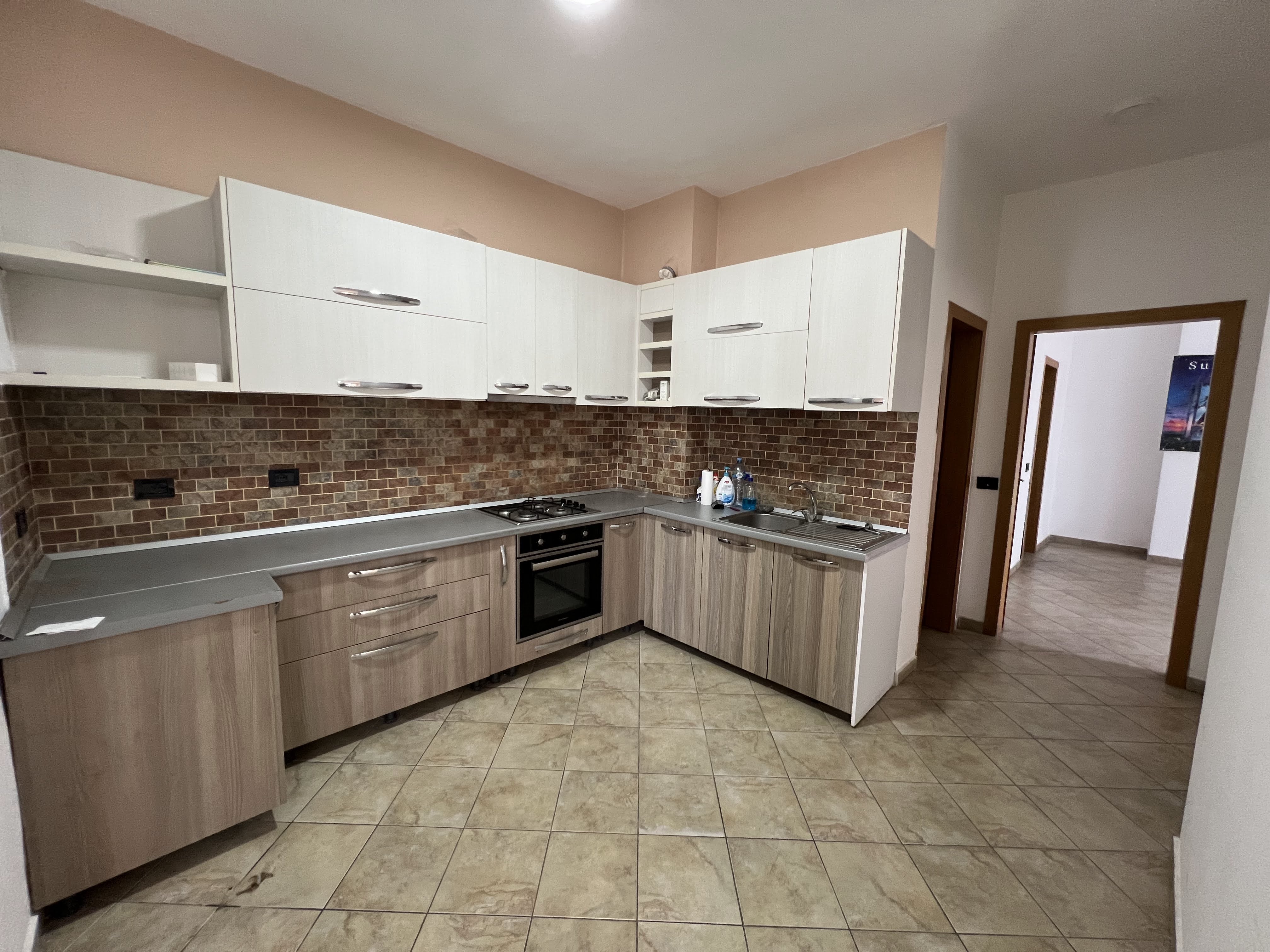 Shitet Apartament 2+1 me verande dhe fushepamje ne zonen e Komunes se Parisit.