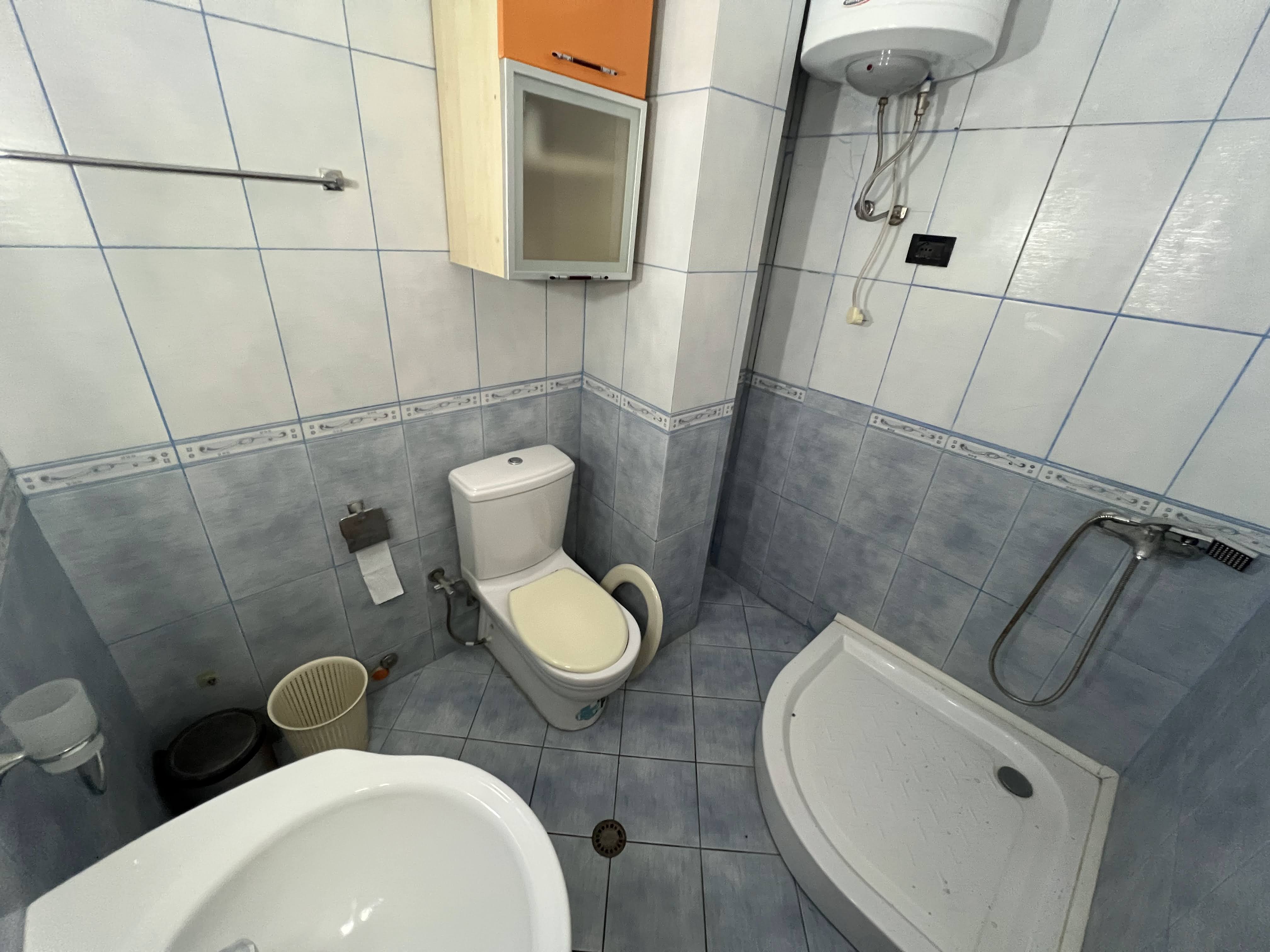 Shitet Apartament 2+1 me verande dhe fushepamje ne zonen e Komunes se Parisit.