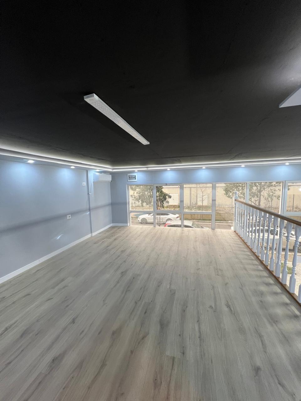 Jepet me qera ambienti i bizensit Duplex ne Univers City