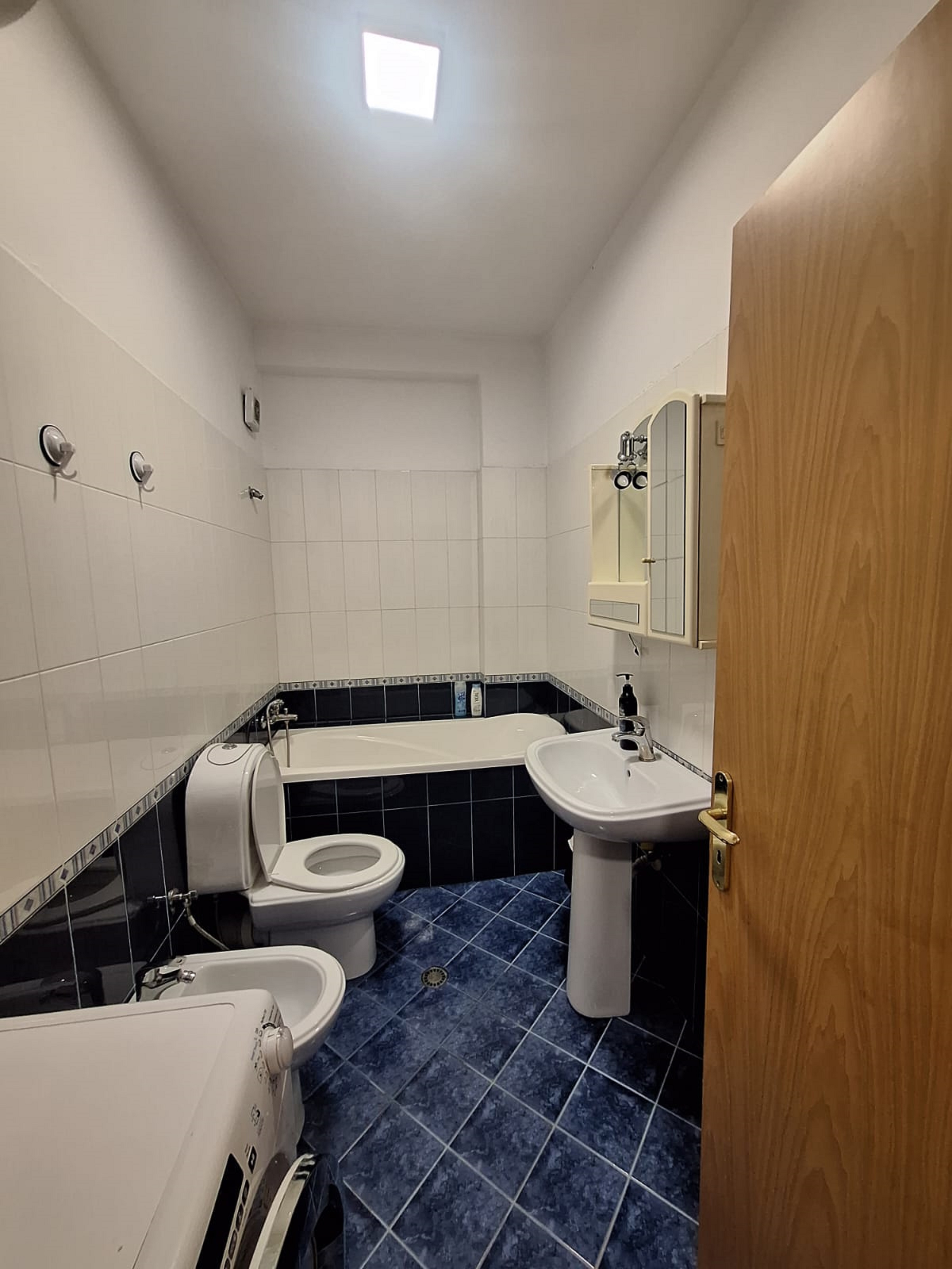 🏠 SHITET APARTAMENT 93.4 m² – BLLOKU I AMBASADAVE