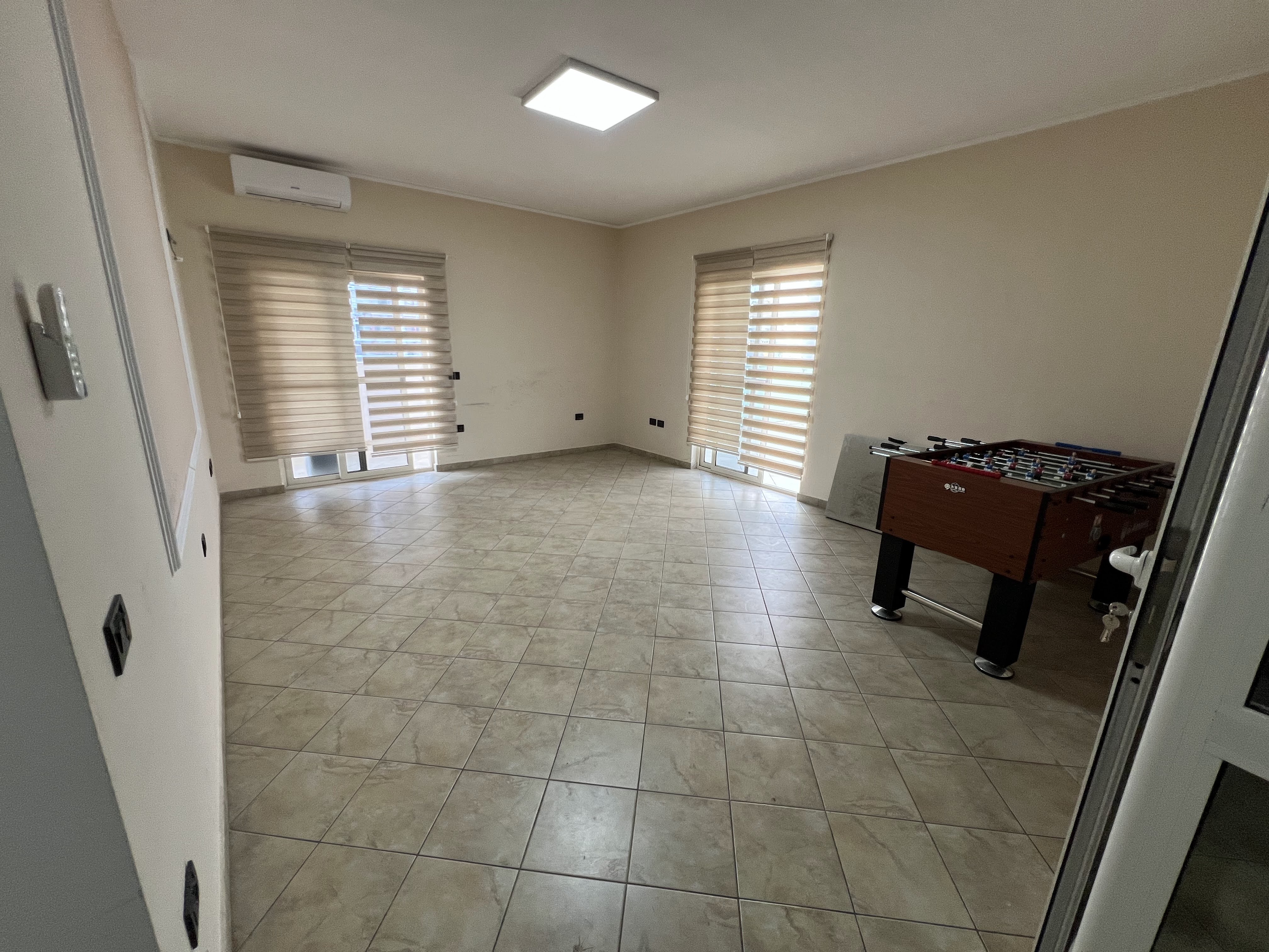 Shitet Apartament 2+1 me verande dhe fushepamje ne zonen e Komunes se Parisit.