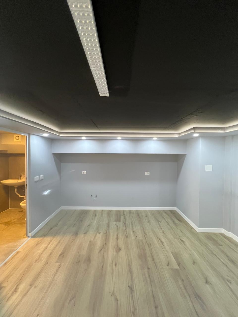 Jepet me qera ambienti i bizensit Duplex ne Univers City